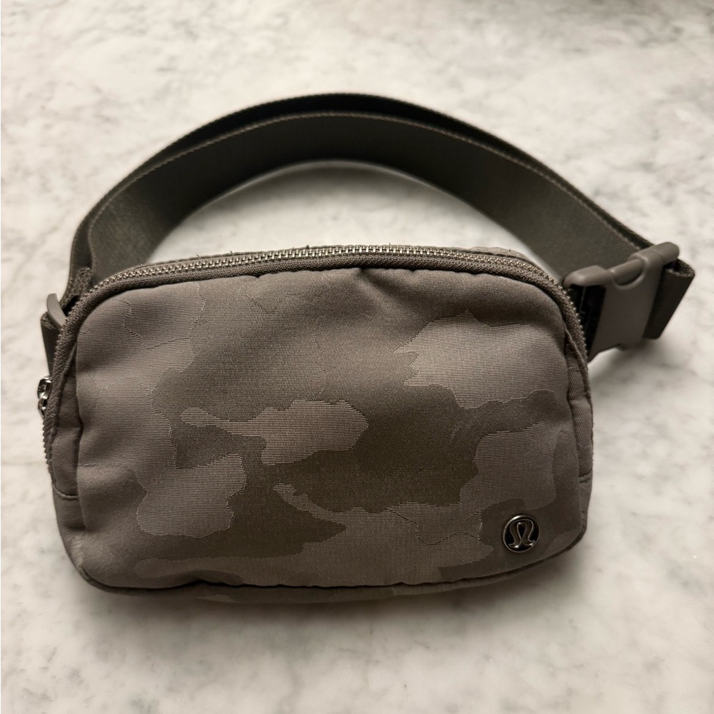 Lululemon Everywhere Belt Bag/crossbody camo grey